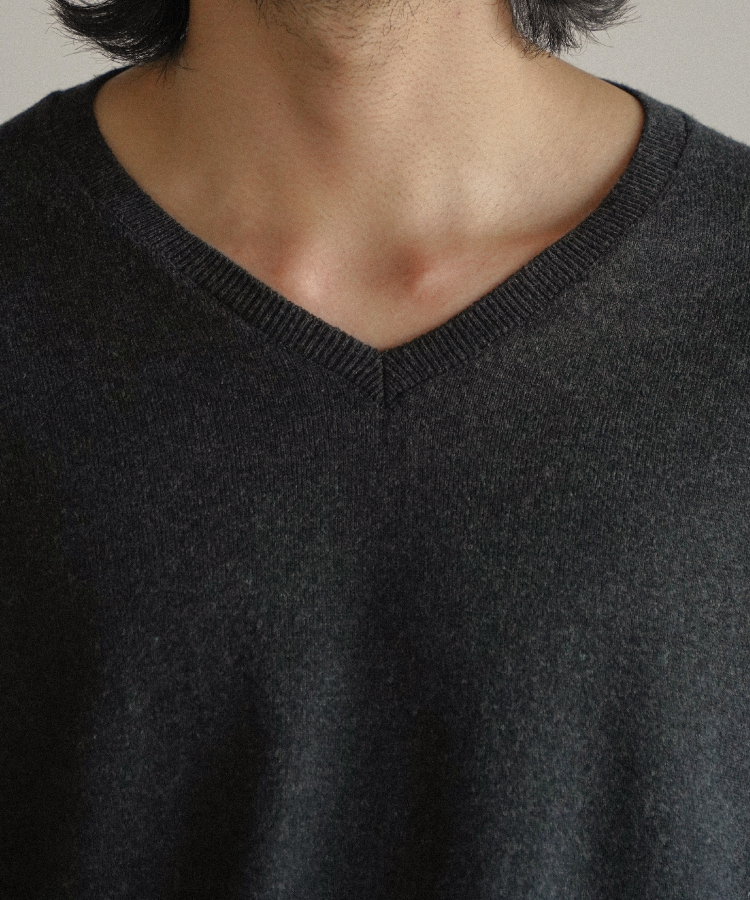 CROPPED V NECK KNIT