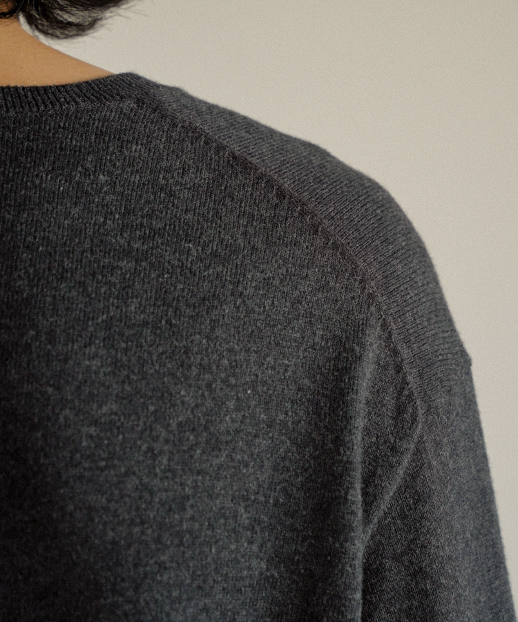 CROPPED V NECK KNIT