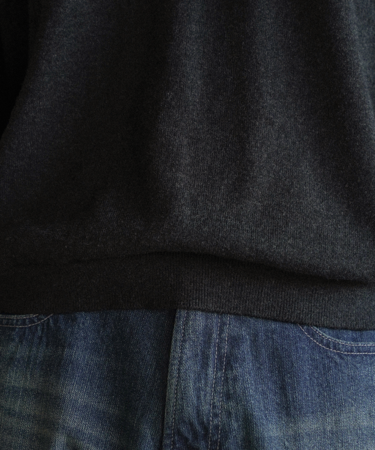 CROPPED V NECK KNIT