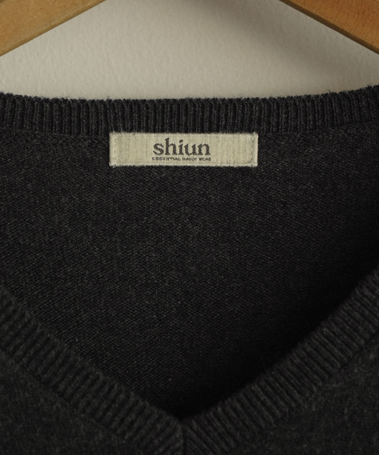 CROPPED V NECK KNIT