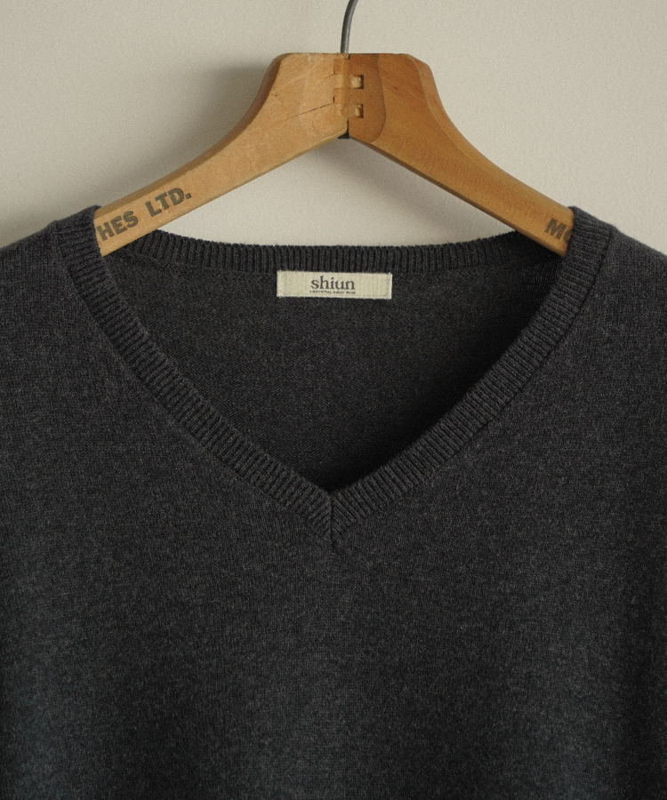 CROPPED V NECK KNIT