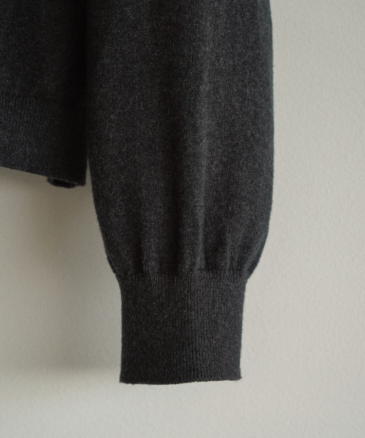 CROPPED V NECK KNIT