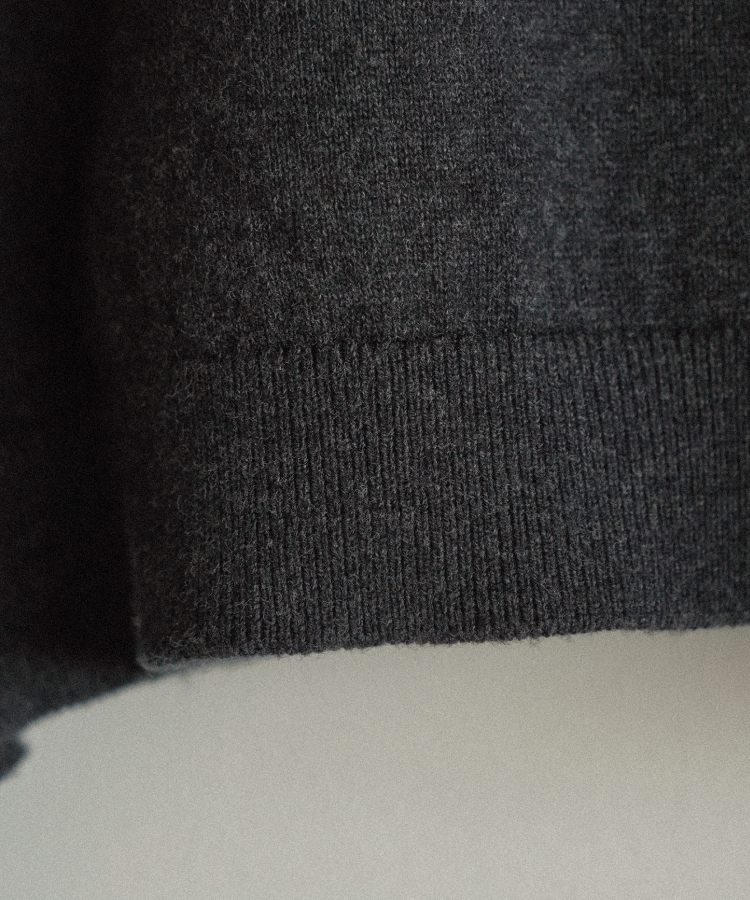 CROPPED V NECK KNIT