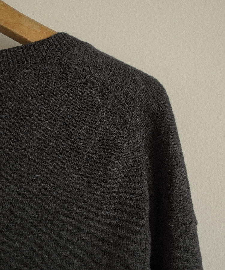 CROPPED V NECK KNIT